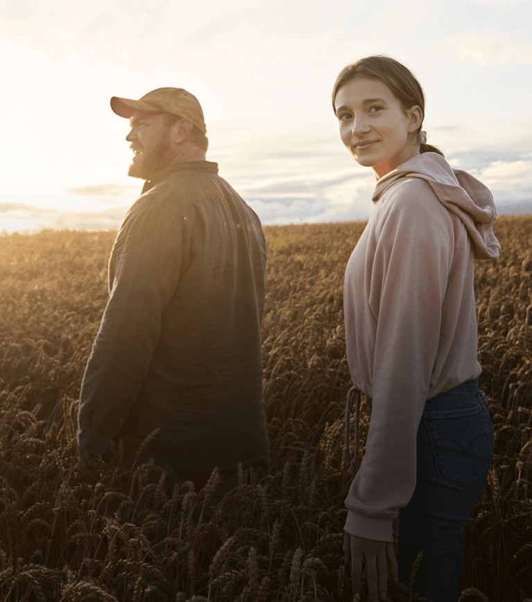 Lauksaimnieks ar meitu kviešu laukā